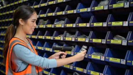 coletor de dados para estoque blog cabtec mulher contabilizando estoque