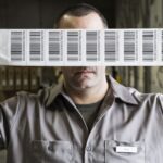 modelos de etiquetas cabtec blog homem segurando etiquetas de código de barra