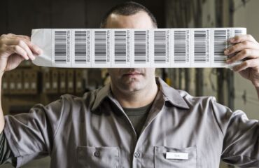 modelos de etiquetas cabtec blog homem segurando etiquetas de código de barra