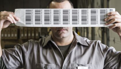 modelos de etiquetas cabtec blog homem segurando etiquetas de código de barra