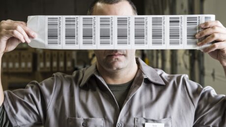 modelos de etiquetas cabtec blog homem segurando etiquetas de código de barra