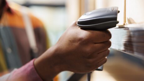 tipos de leitores de código de barras cabetc blog homem segurando leitor de códigos