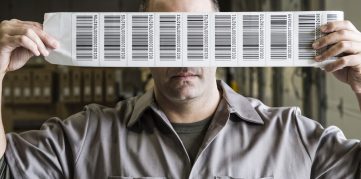 modelos de etiquetas cabtec blog homem segurando etiquetas de código de barra