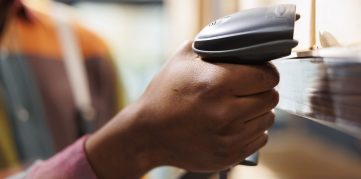 tipos de leitores de código de barras cabetc blog homem segurando leitor de códigos